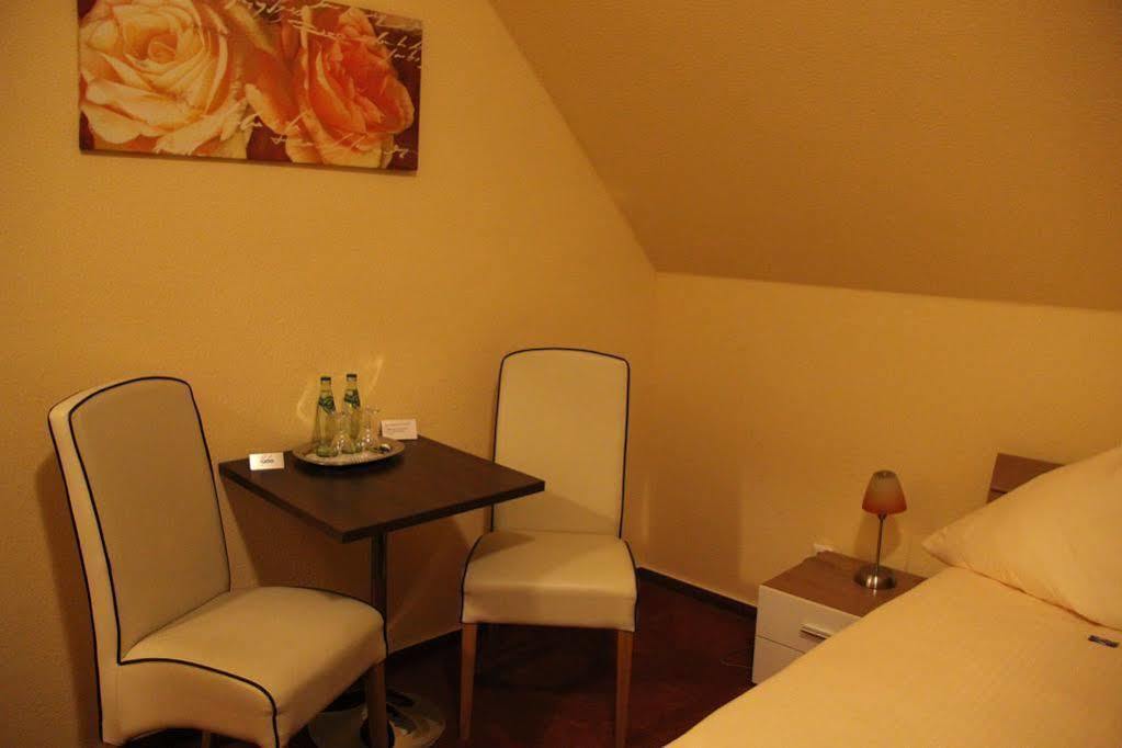 Hotel-Restaurant Holsteiner Hof Гистхахт Екстериор снимка